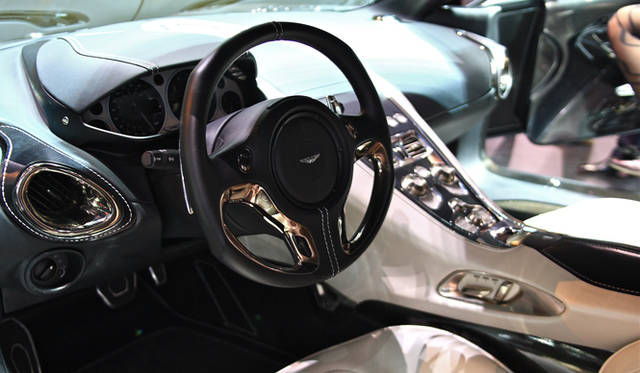 <strong>ASTON MARTIN One-77｜アストンマーティン One-77</strong>　有機的なカーブとともに、高級素材でつくられたコントロール類が並べられたOne-77のインテリアは魅力的だ。