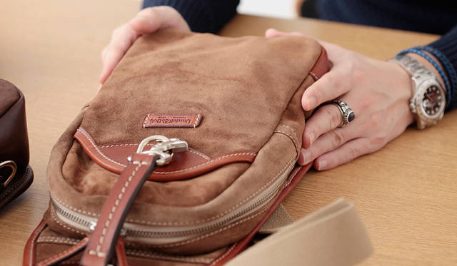 <strong>Daniel&Bob｜ダニエル＆ボブ</strong>　季節感溢れるベロアならではの風合いがより上品な印象をあたえてくれる。