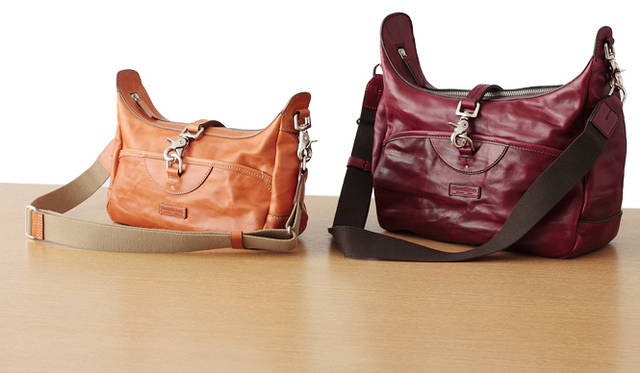 <strong>Daniel&Bob｜ダニエル＆ボブ</strong>　左から「STIFFELIO RODI」（H 290×W 180×D 100 mm） 5万4600円、「CAMELIA RODI」（H 320×W 280×D 130 mm） 6万3000円