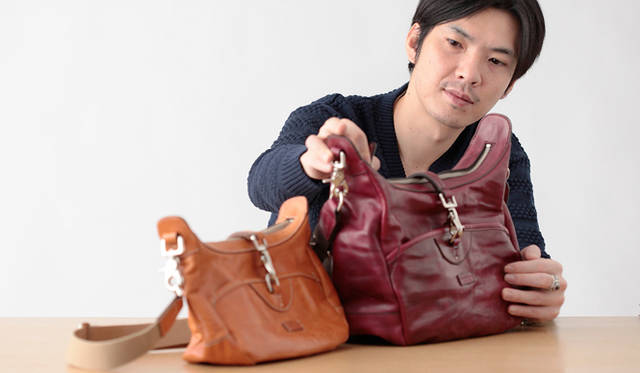 <strong>Daniel&Bob｜ダニエル＆ボブ</strong>　一枚一枚手作業で染められるレザーは表情がひとつひとつ微妙に異なっている。