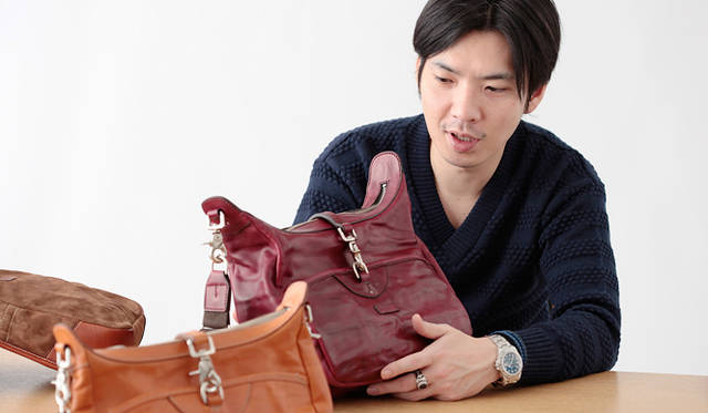 <strong>Daniel&Bob｜ダニエル＆ボブ</strong>　サイズによってまったくちがった印象をみせる「CAMELIA」「STIFFELIO」。スタイルによってコーディネイトを楽しみたい。　