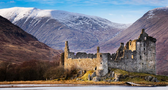 <strong>Scotland General Information｜</strong>　人気のキャッスルトレイルで出会った、ハイランズはドルニー付近にあるドゥイック湖畔のエラン・ドナン城。大自然をバックに、壮麗な城館や廃墟となった僧院などの歴史的建築物を観てまわるのも、スコットランドの楽しみ方のひとつ。