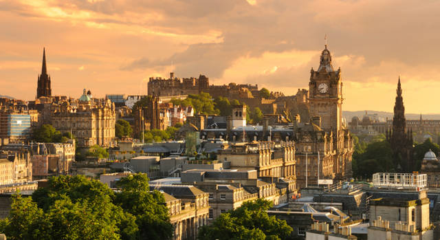 <strong>Scotland General Information｜</strong> スコットランドの首都・エジンバラを象徴するのが、世界遺産にも指定される中世の貴重な建造物と優雅なジョージ王朝様式の建築が作りだす、趣あるオールド・タウンの眺望。