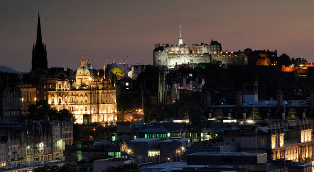 <strong>Scotland General Information｜</strong>　ライトアップされ、より幻想的な表情をみせる夜のエジンバラ城。