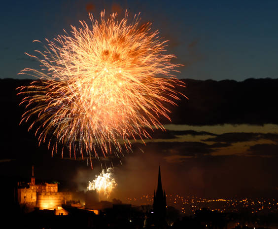 <strong>Scotland General Information｜</strong>　ニューイヤーを祝う古城と花火の共演は、まるでファンタジーの世界に迷い込んでしまったかのようにロマンチック。