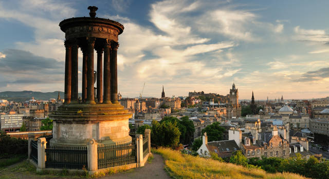 <strong>Scotland General Information｜</strong> エジンバラの中心部にあるカールトン・ヒルからの美しい眺めは、絵葉書や絵画のモチーフとしても多くもちいられる人気の観光スポット。