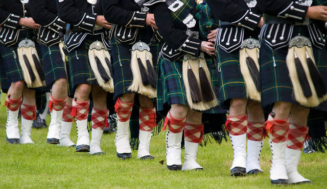 <strong>Scotland General Information｜</strong>　スコットランドの伝統衣装であるキルト。定番として広く愛されているタータンチェックは、ここから生まれたことをご存知だろうか？