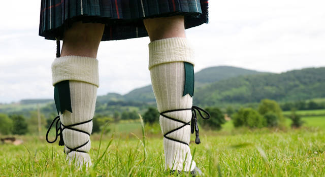 <strong>Scotland General Information｜</strong>　タータンチェックの起源はスコットランドのハイランド地方で作られた格子柄にあたる。そこに住む氏族がそれぞれ特有のタータン柄を定めて、種族や階級をあらわす紋章や家紋のような役割を果たしていた。