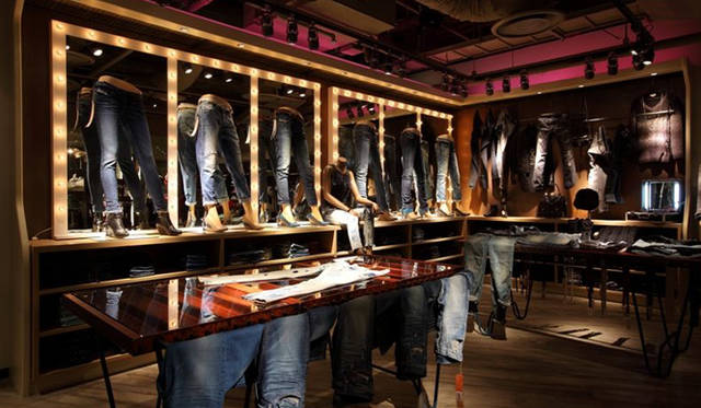 <strong>DIESEL SHIBUYA｜ディーゼル シブヤ</strong>　1F｜デニム ギャラリー