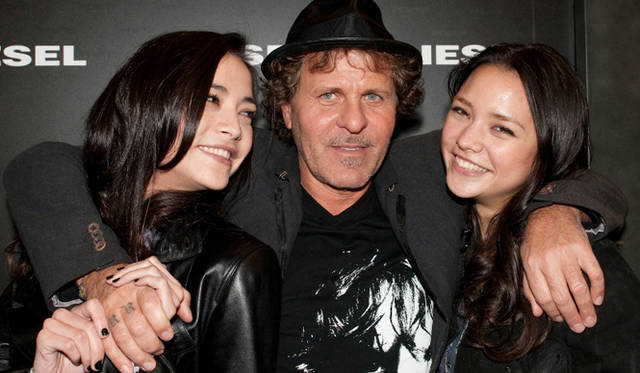 <strong>DIESEL SHIBUYA｜ディーゼル シブヤ</strong>　オープニング前日、レセプションパーティに訪れたディーゼル創始者兼社長レンツォ・ロッソ氏と、モデルの加賀美姉妹。