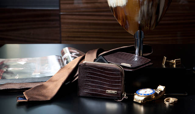 <strong>DSQUARED2│ディースクエアード</strong>　旅行用ウォレット、クレジットカードホルダーも揃う。ネクタイの色や編み方もバリエーション豊富で、カカオ色、マホガニー、アメシスト、カルミン（深紅）、オリーブグリーン、水玉模様、千鳥格子など幅広い。