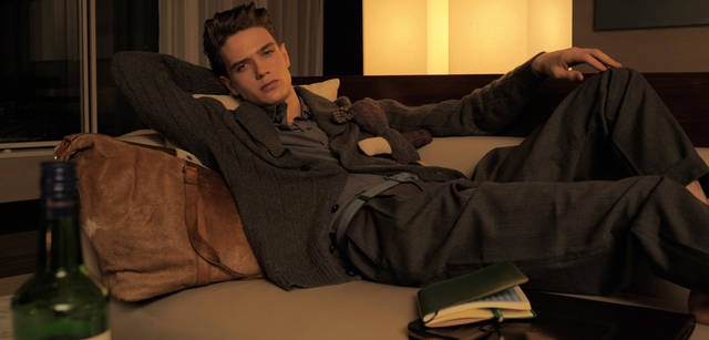 <strong>Scottish mode for men｜</strong>　大人のリラックスタイムにも、スコットランドの製品は欠かせない。ショールカラーのカシミアカーディガン9万6600円（ジョンストンズ／リーミルズ エージェンシー）、ハリスツイードのパッチワークでできたベア1万500円（ボーイズ）、ハラコ素材のボストンバッグ参考商品（ジョンストンズ／リーミルズ エージェンシー）、グリーンの手帳1万7850円（グレンロイヤル／渡辺産業プレスルーム）、ブリーフケース5万9850円（グレンロイヤル／渡辺産業プレスルーム）、シャツ4万5150円（VIKTOR&ROLF／ここのえ）、パンツ3万450円（FIFTH AVENUE SHOE REPAIR／Cry）、ベルト／スタイリスト私物