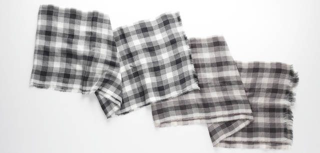 <strong>Scottish mode for men｜</strong>　チェックのストール各4万2000円（ベグ・スコットランド／バーニーズ ニューヨーク銀座店）