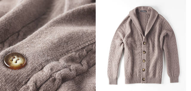 <strong>Scottish mode for men｜</strong>　ブラウンのショールカラーカーディガン 10万5840円（ホイック カシミア オブ スコットランド／ホイック カシミア ジャパン）