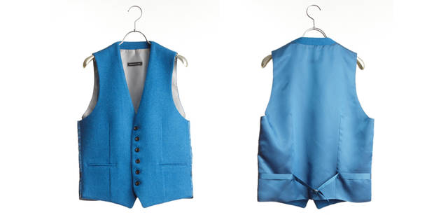 <strong>Scottish mode for men｜</strong>　ロイヤルブルーの鮮やかな色がコーディネイトのアクセントに。ハリスツイードのベスト1万9950円（トゥモローランド）