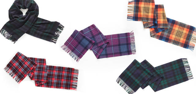 <strong>Scottish mode for men｜</strong> 左上からブラックウォッチと呼ばれる、定番のグリーンチェックは大判のストールでカシミア素材。そのとろけるような質感にくるまれて、寒い冬を乗り切りたい。ストール 5万4600円（ジョンストンズ／ヴァルカナイズ・ロンドン）、75%ラムズウール、25%アンゴラのタータンチェックマフラーは肌触りも柔らかく、重くなりがちな冬のコーディネイトのアクセントになってくれるはず。マフラー 各1万3650円（ベグ・スコットランド／ヴァルカナイズ・ロンドン）