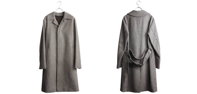 <strong>Scottish mode for men｜</strong> マッキントッシュのイメージを覆すような、格子柄のモノトーンのチェックは上質なウール素材。シンプルで落ち着いていて、優しい表情を見せてくれる。　コート「DUNLOP」 11万5500円（マッキントッシュ／エストネーション）