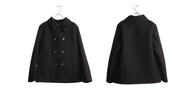 <strong>Scottish mode for men｜</strong> 1枚仕立てなのでとにかく軽くて軟らかいのが嬉しい。ブラック地にネイビーのパイピングが控えめなアクセントに。Pコート「Keen」　7万2450円（マッキントッシュ／エストネーション）