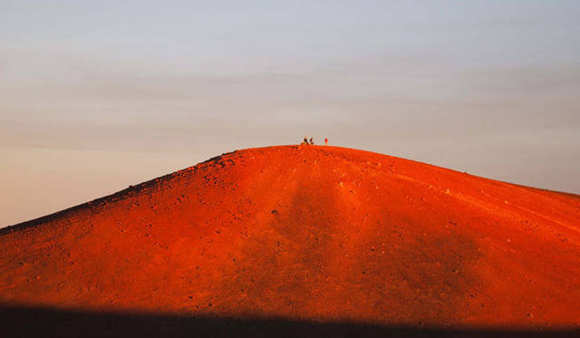 <strong>癒しの力“マナ”のみなぎるビッグアイランドへ</strong>　マウナ・ケア　大地の色は褐色になり、まるで火星に来てしまったかのような錯覚に陥る。