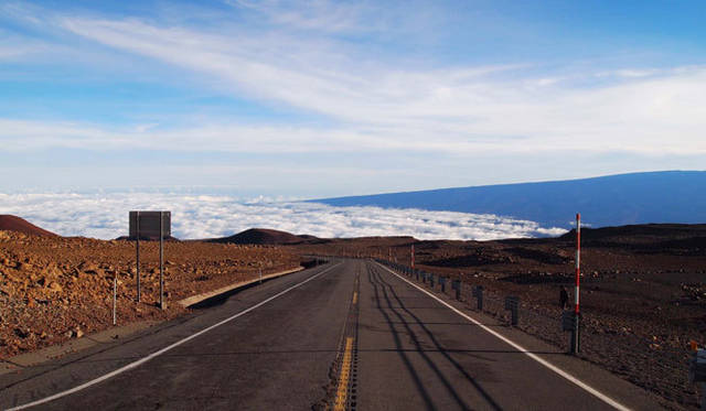 <strong>癒しの力“マナ”のみなぎるビッグアイランドへ</strong>　マウナ・ケア　苦しいなと感じたら深呼吸を。水からも酸素を補給できるので、少しずつ飲むのも効果的。