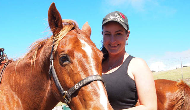 <strong>癒しの力“マナ”のみなぎるビッグアイランドへ</strong>　カフアランチ　“パニオラ”（ハワイアンカウガール）のジェシーさん。