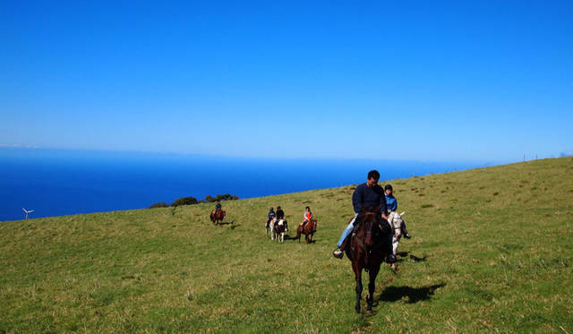 <strong>癒しの力“マナ”のみなぎるビッグアイランドへ</strong>　カフアランチ　カフアランチで働くジェシーさんも思わずiPhoneを構えるほどの絶景に恵まれた。