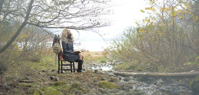 <strong>Scottish mode for women</strong>　新作にはデニム地も登場！　パイピングもアクセントに。トレンチコート 15万5400円（マッキントッシュ／マッキントッシュジャパン）