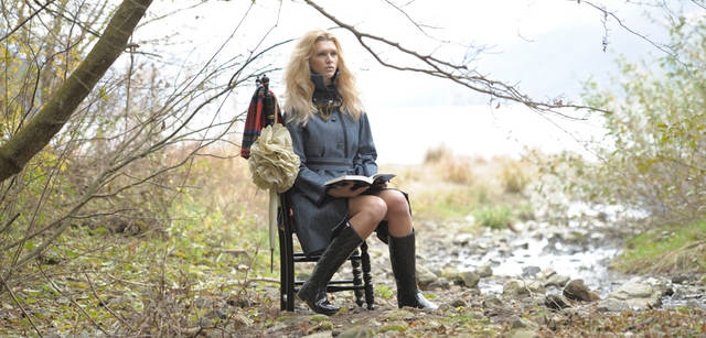 <strong>Scottish mode for women</strong>　ネックレス 2万6250円（Twinkle by Wenlan ／The Wall SHOW ROOM）、ブーツ 1万7000円（ハンター／津田商会）、椅子に掛けたチェックのマフラー 2万5200円（ジョンストンズ／リーミルズ　エージェンシー）、傘 2万9400円（フォックス•アンブレラ／ヴァルカナイズ•ロンドン）