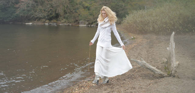 <strong>Scottish mode for women</strong>　ロングニット15万5000円（ホイック・カシミア・オブ　スコットランド / ホイック・カシミア・ジャパン）、白いロングドレス 1万7640円（STAPLE／THE WALL SHOW ROOM、ソックス 4000円（サインコス）、シューズ 6万900円（LD TUTTLD／THE WALL SHOW ROOM）