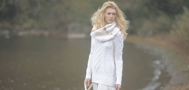 <strong>Scottish mode for women</strong>　ケーブル編みのスヌードは首もとのアクセントに最適。ニットマフラー（ニットトップ付き） 9万5550円（ジョンストンズ／リーミルズ エージェンシー） 