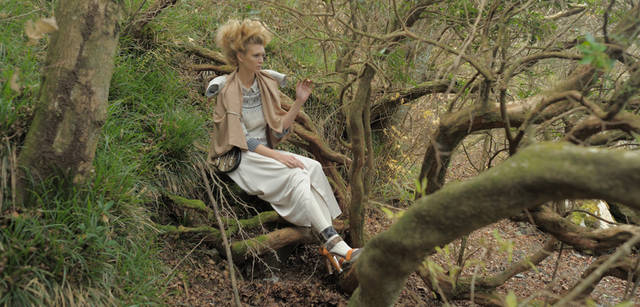 <strong>Scottish mode for women</strong>　ニット参考商品（エリベ／ボーイズ）、肩にかけたケープ 3万7800円（RING／Pred PR）、インナーのドレス 1万6590円（STAPLE／THE WALL SHOW ROOM）、バッグ2万7000円（サインコス）、ソックス 4000円（サインコス）、シューズ12万6000円（LA RA RE for araisara／ESTEEM PRESS ROOM ）