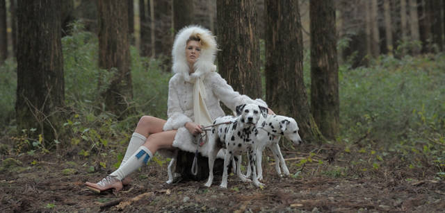 <strong>Scottish mode for women</strong>　あえて冬にオールホワイトのコーディネイトが新鮮！　ホワイトのマフラー5万400円（ベグ・スコットランド／ボーダレス）