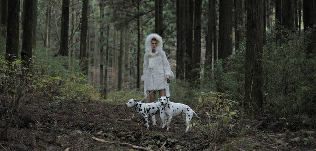 <strong>Scottish mode for women</strong>　コート 28万350円（SOMARTA／ESTEEM PRESS ROOM）、ソックス4000円（サインコス）、シューズ4万4100円（motonari ono／ESTEEM PRESS ROOM）