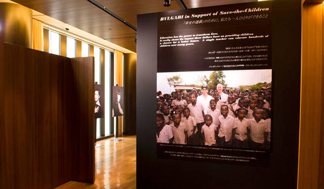 <strong>BVLGARI｜ブルガリ　Save The Children Event 2010</strong>　展示会場のエントランス。なかではセレブリティサポーターたちの写真が、9階では子どもたちの笑顔がプリントされたカーテンが飾られた。