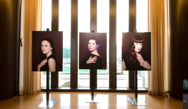 <strong>BVLGARI｜ブルガリ　Save The Children Event 2010</strong>　今まで、数多くのスター、著名人たちが、この企画に賛同し、ポートレイト撮影をおこなってきた。その写真も展示。