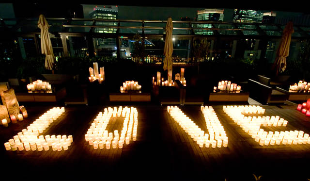 <strong>BVLGARI｜ブルガリ　Save The Children Event 2010</strong>　キャンドルを並べて「LOVE」の文字を浮かび上がらせた。