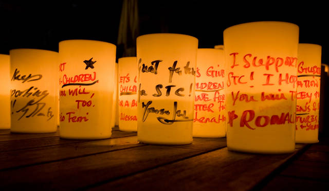 <strong>BVLGARI｜ブルガリ　Save The Children Event 2010</strong>　キャンドルにはメッセージが書き込まれて。