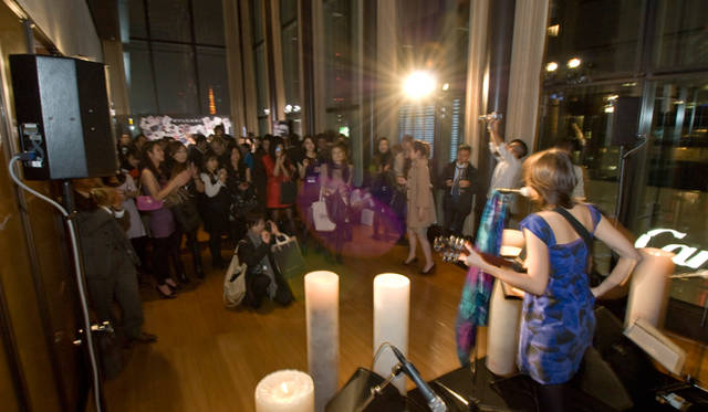 <strong>BVLGARI｜ブルガリ　Save The Children Event 2010</strong>　イベント会場では、ライブもおこなわれた。