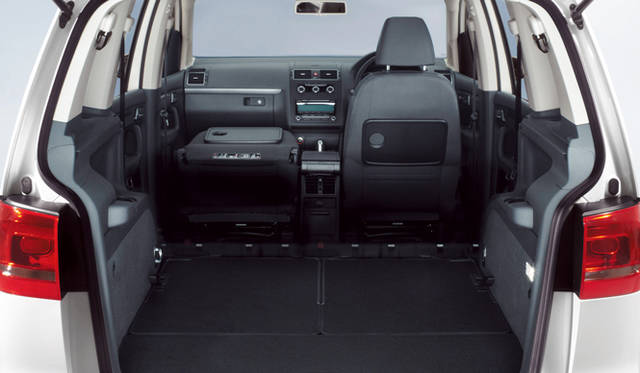 <strong>Volkswagen Golf Touran｜フォルクスワーゲン ゴルフ トゥーラン</strong><strong>Volkswagen Golf Touran｜フォルクスワーゲン ゴルフ トゥーラン</strong>　最大1913ℓの荷積めが可能な大容量のラゲッジスペース。