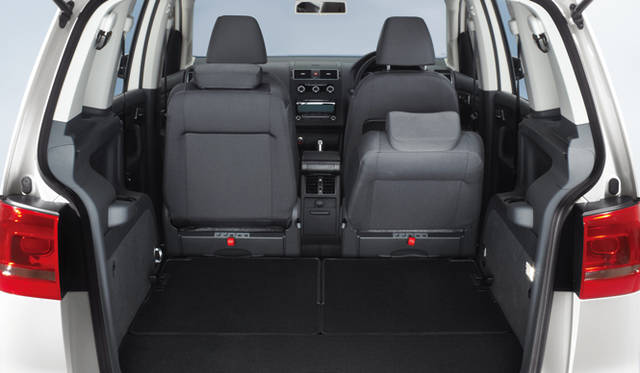 <strong>Volkswagen Golf Touran｜フォルクスワーゲン ゴルフ トゥーラン</strong>　3列目を格納した場合。広いスペースを活かし、十分なリクライニングが可能。