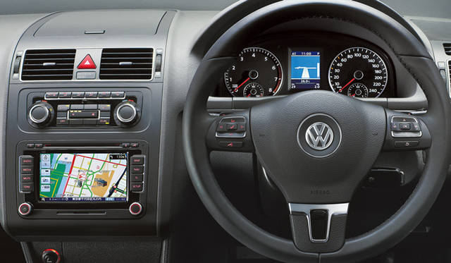 <strong>Volkswagen Golf Touran｜フォルクスワーゲン ゴルフ トゥーラン</strong>　パドルシフトつきのステアリングはTSI Highlineに備えられている。