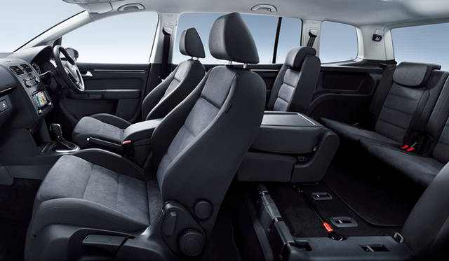 <strong>Volkswagen Golf Touran｜フォルクスワーゲン ゴルフ トゥーラン</strong>　アルカンターラで覆われたスポーツシートを備えるインテリア。