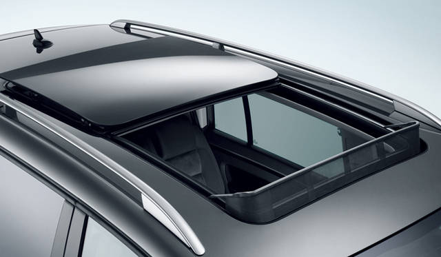 <strong>Volkswagen Golf Touran｜フォルクスワーゲン ゴルフ トゥーラン</strong>　電動パノラマスライディングルーフ（オプション）