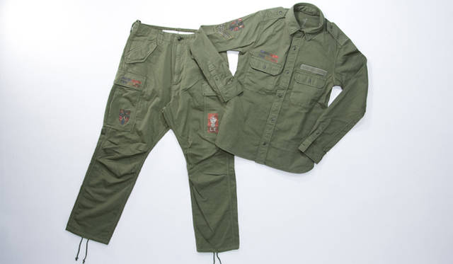 <strong>Edition×Omotesando Hills Christmas 2010 with SWAROVSKI ELEMENTS</strong>　ミリタリーアイテムと、詩的な輝きを放つスワロフスキー・エレメントとの出会い。本物を知りながら遊び心を忘れない大人にこそ手に取ってほしいアイテムだ。　左／BASICS Edition カーゴパンツ　3万1500円、右／BASICS Edition ミリタリーシャツ　2万9400円