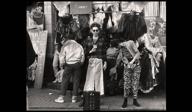 <strong>Twiggy松浦美穂×THREE Rie OMOTO　スペシャル対談（前編）</strong>　ふたりがロンドンにいた頃のカムデンタウンのフリーマーケット。　©SATO Koji