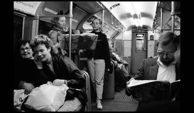 <strong>Twiggy松浦美穂×THREE Rie OMOTO　スペシャル対談（前編）</strong>　当時、ロンドンの地下鉄の中のようす。　©SATO Koji