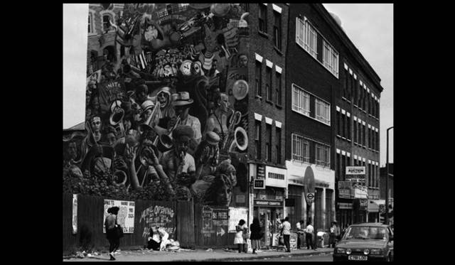 <strong>Twiggy松浦美穂×THREE Rie OMOTO　スペシャル対談（前編）</strong>　Hackney地区の壁の絵は1960年代のもの。このエリアは当時、黒人のジャズカフェがかなり勢ぞろい。　©SATO Koji