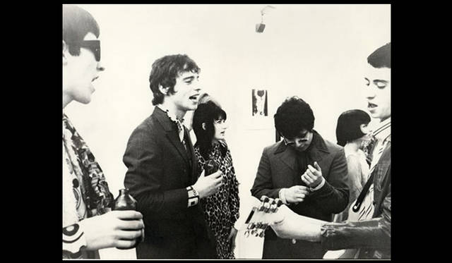 <strong>Twiggy松浦美穂×THREE Rie OMOTO　スペシャル対談（前編）</strong>　松浦さんが当時、ロンドンでした仕事のひとつ。スタジオでのPV撮影風景。　©SATO Koji