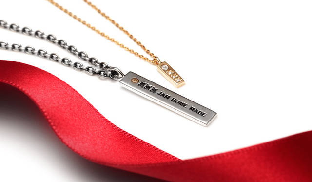 <strong>JAM HOME MADE｜ジャム ホーム メイド</strong>　手前から REAL TRINITY NECKLACE M（シルバー） 1万7850円、REAL TRINITY NECKLACE S（ゴールド） 1万9950円