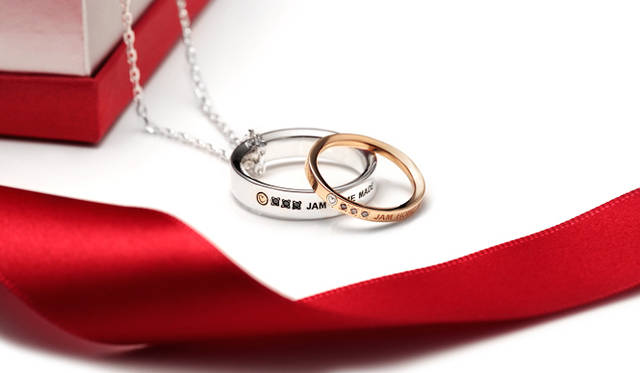 <strong>JAM HOME MADE｜ジャム ホーム メイド</strong>　左から REAL TRINITY RING  M（シルバー） 1万7850円、REAL TRINITY RING S（ゴールド）　1万9950円
